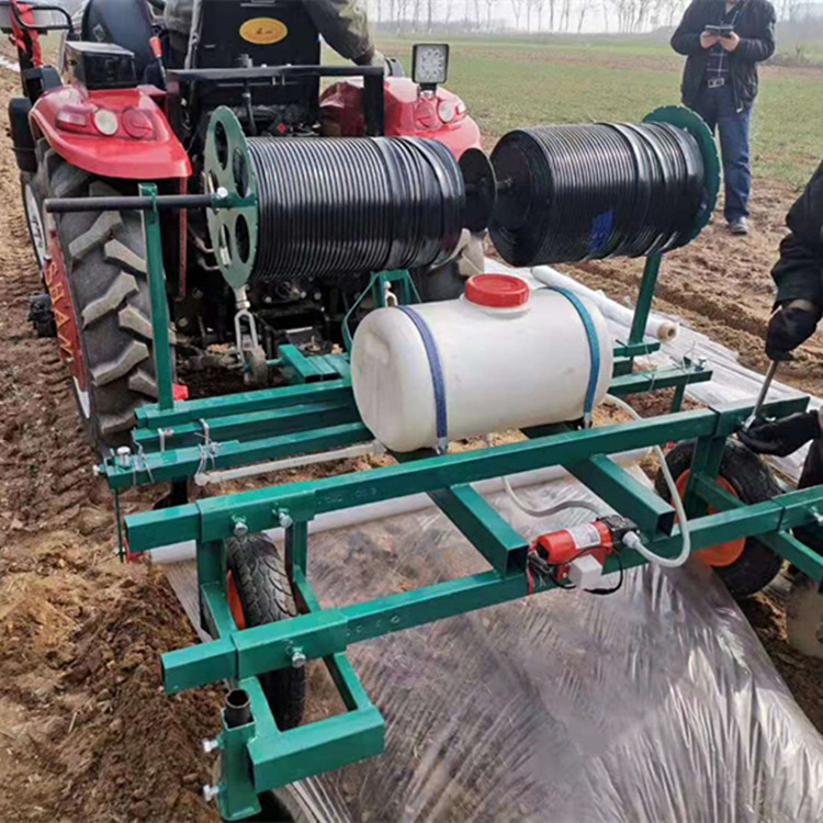 厂家直供滴灌覆膜机拖拉机带单条双条地膜覆盖机喷要覆膜一体机