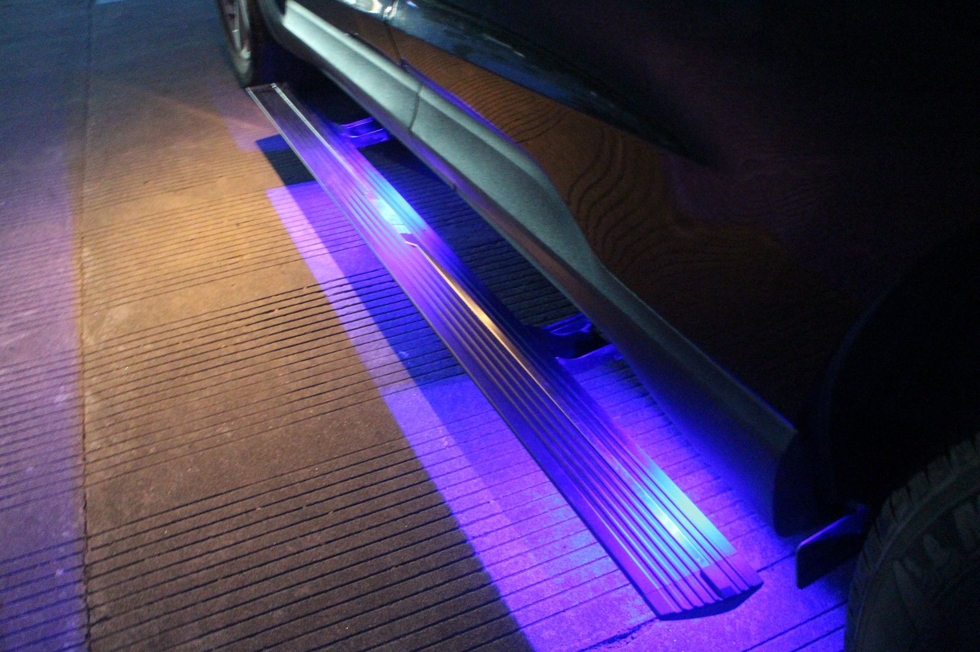 akm电动踏板适用于福特探险者改装外侧装饰配件迎宾脚踏板