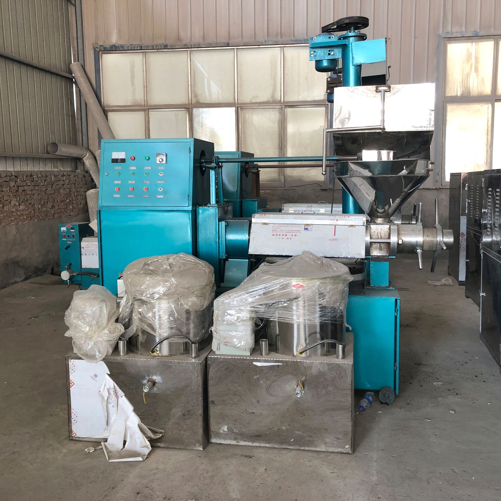 供应家用小型花生榨油机 全自动螺旋榨油机 大豆冷热两用榨油机