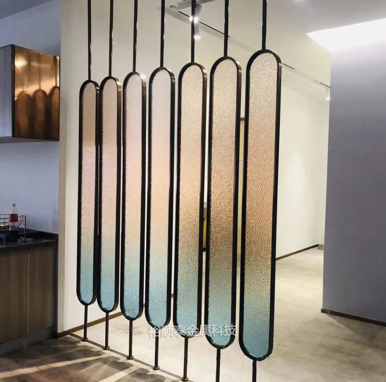 定制网红餐厅轻奢现代简约棒棒糖艺术长虹玻璃不锈钢旋转屏风隔断