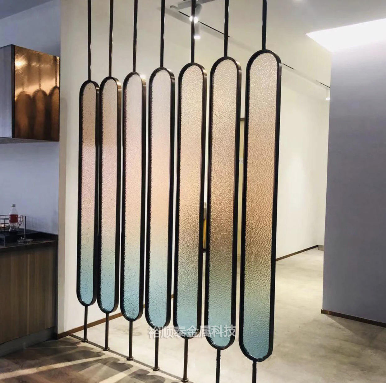 定制网红餐厅轻奢现代简约棒棒糖艺术长虹玻璃不锈钢旋转屏风隔断