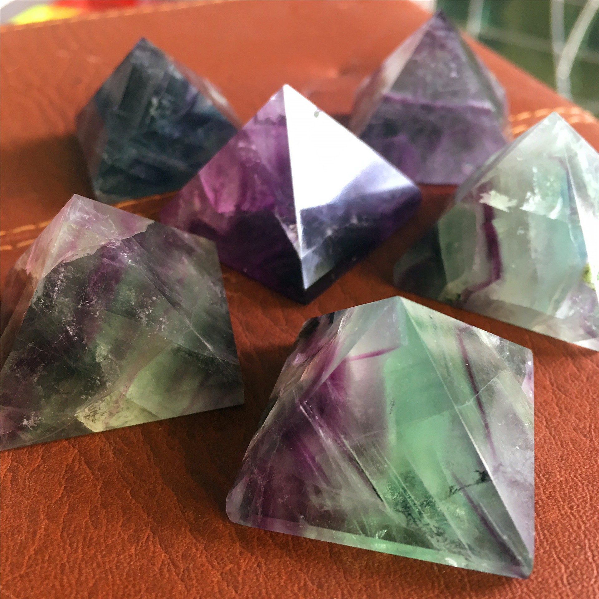 天然七彩萤石金字塔摆件供拂水晶塔原石家居风水能量摆件厂家直销