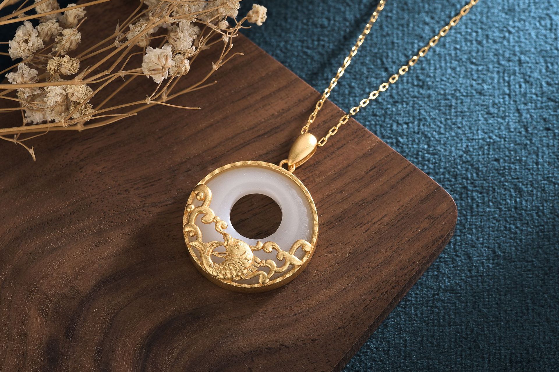 民族风配饰国风设计古法金平安扣吊坠女年年有鱼金镶玉黄金吊坠