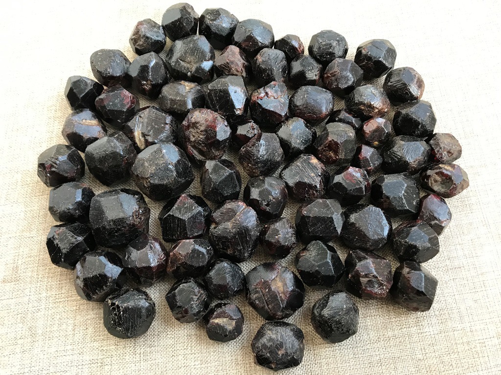 莫桑比克天然酒红石榴石原石颗粒矿物晶体矿物标本