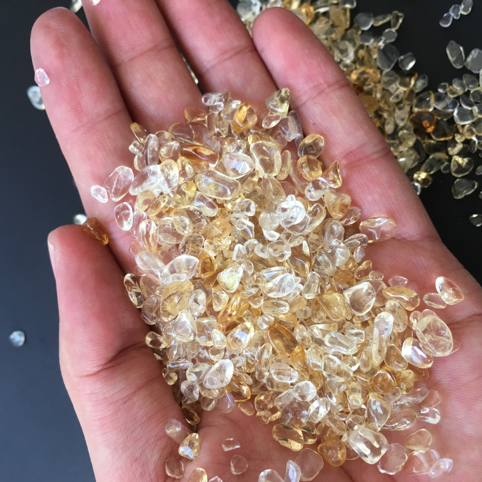 天然黄水晶碎石 巴西黄水晶原石 供佛七宝曼扎 消磁净化风水石