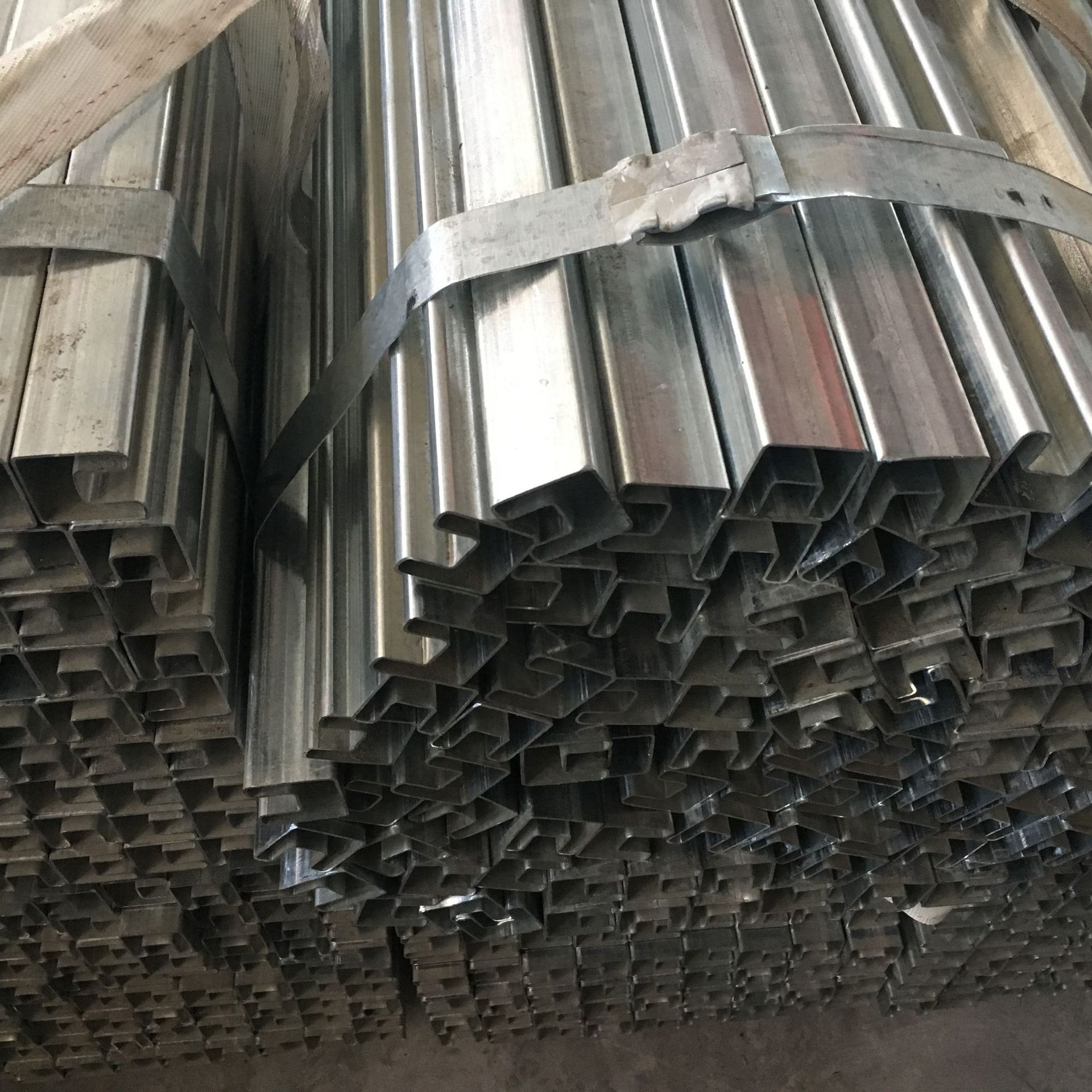 1单面 镀锌凹槽管 镀锌护栏管