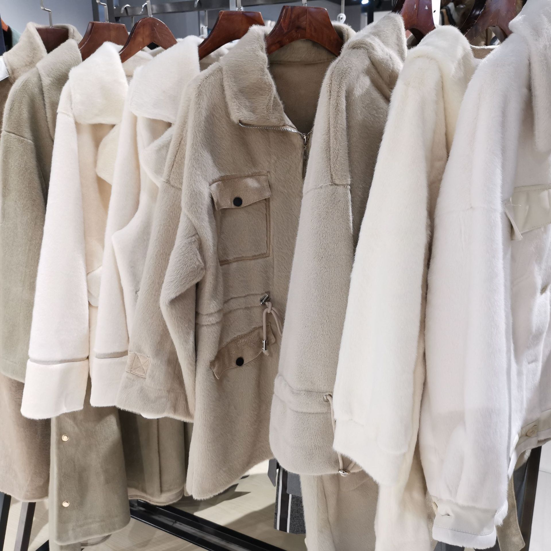 欧貂大衣貂绒皮草皮毛一体广州石井尾货品牌女装折扣批发库存货源