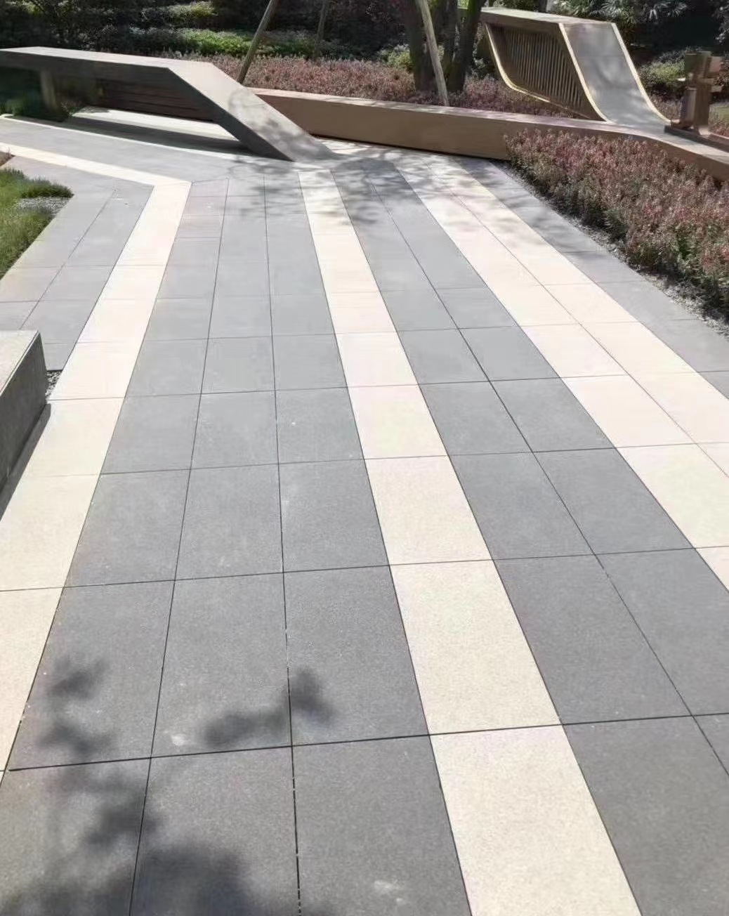 罗田芝麻灰花岗岩矿山销售 火烧面荔枝面深灰麻 庭院广场横道地铺