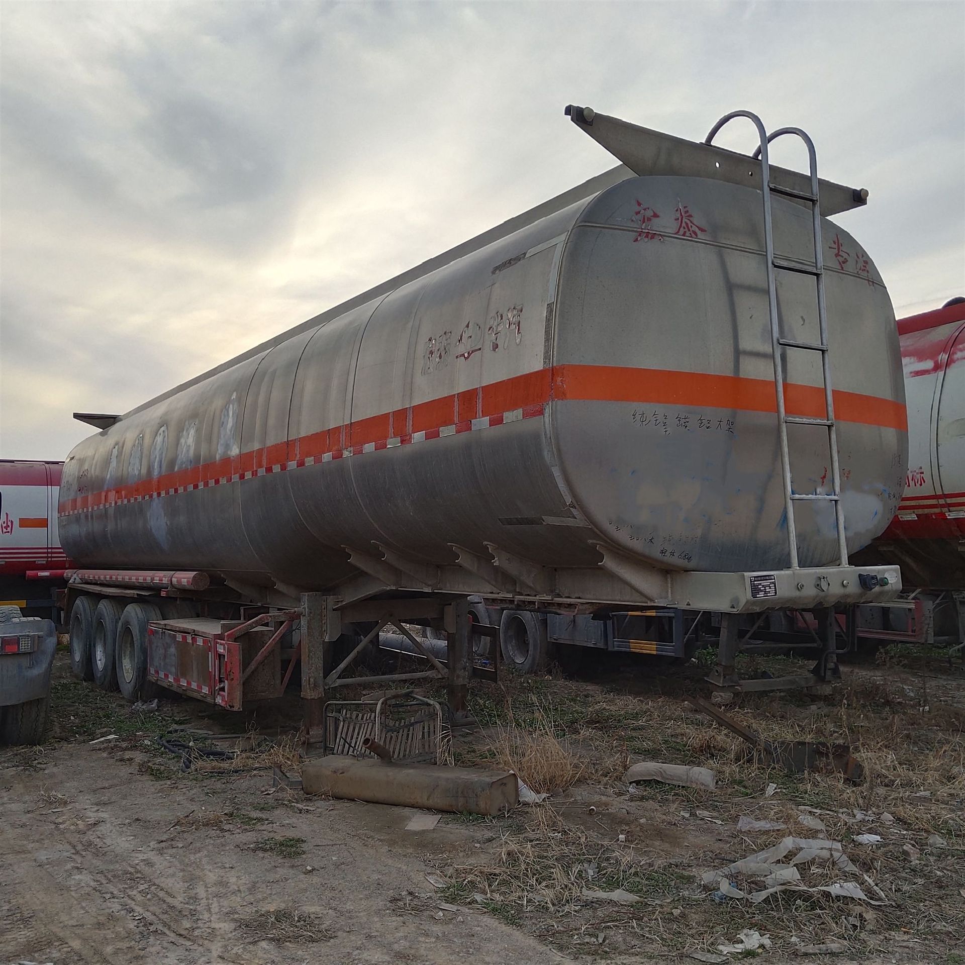 零售二手半挂油罐车 不锈钢食用油罐车 普货手续齐全 包提档过户