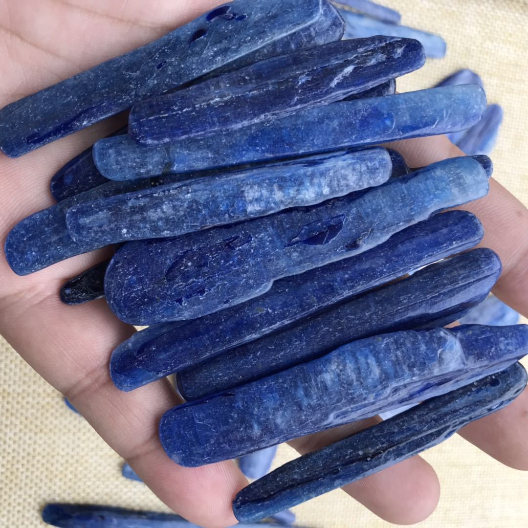 天然蓝晶石消磁碎石 莫桑比克蓝晶原石标本 供佛脉轮蓝色水晶石子