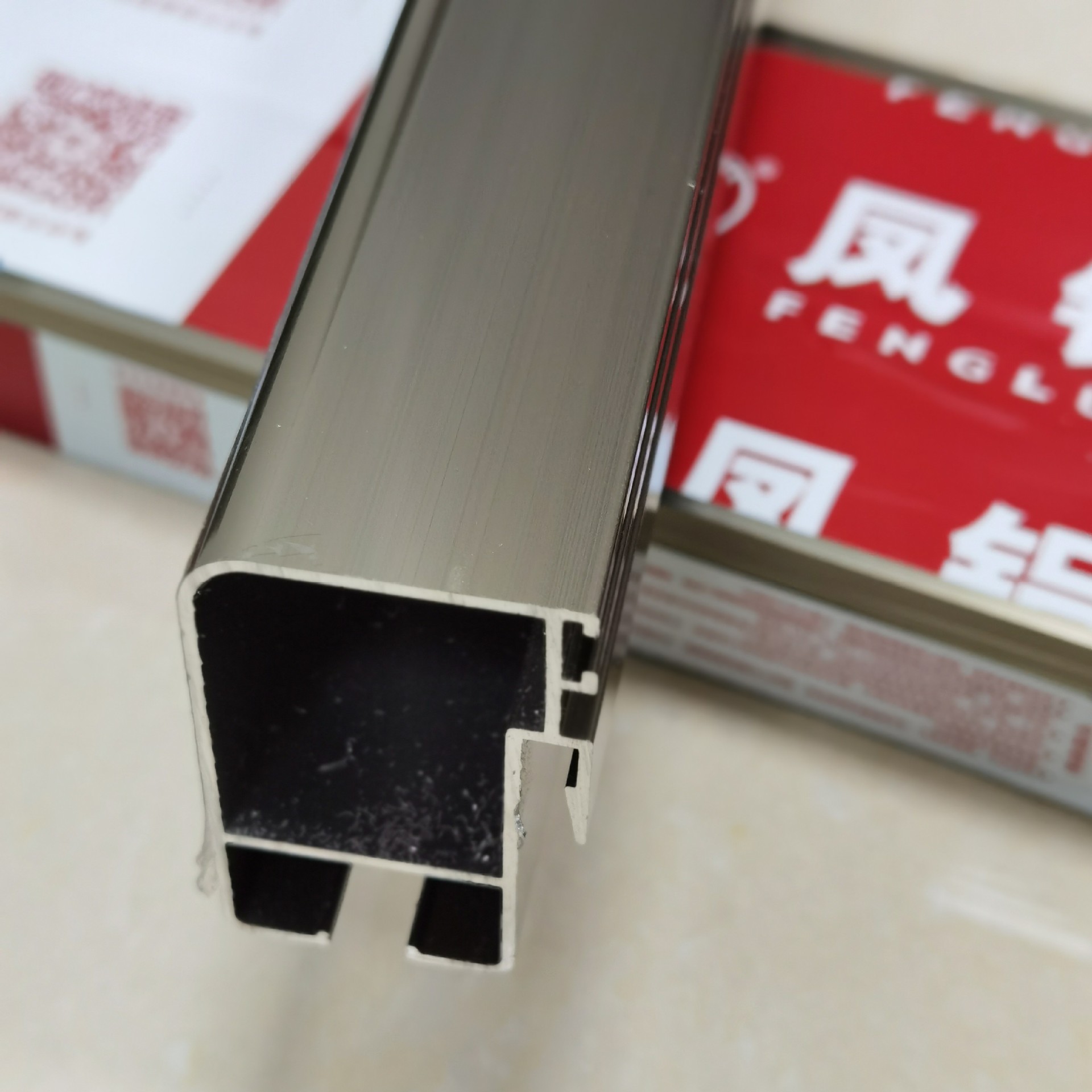 广东凤铝铝材铝合金门窗材料现货供应楼盘小区建筑门窗项目