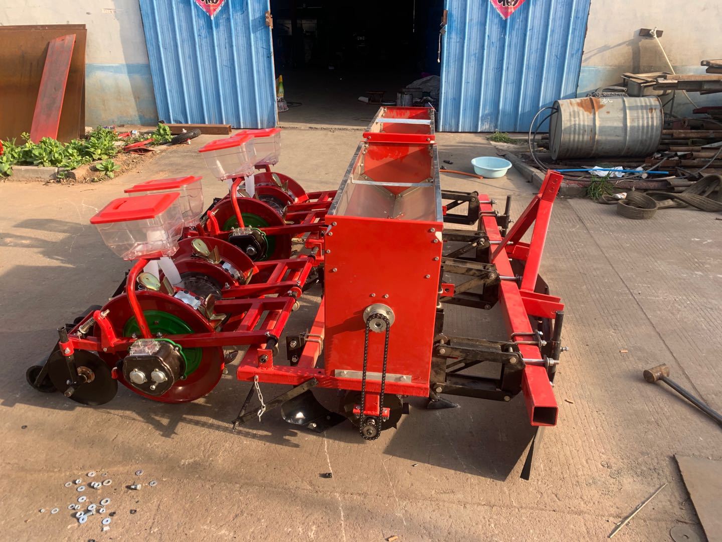 新型玉米覆膜机视频 全膜玉米播种机 四轮拖拉机带覆膜播种机