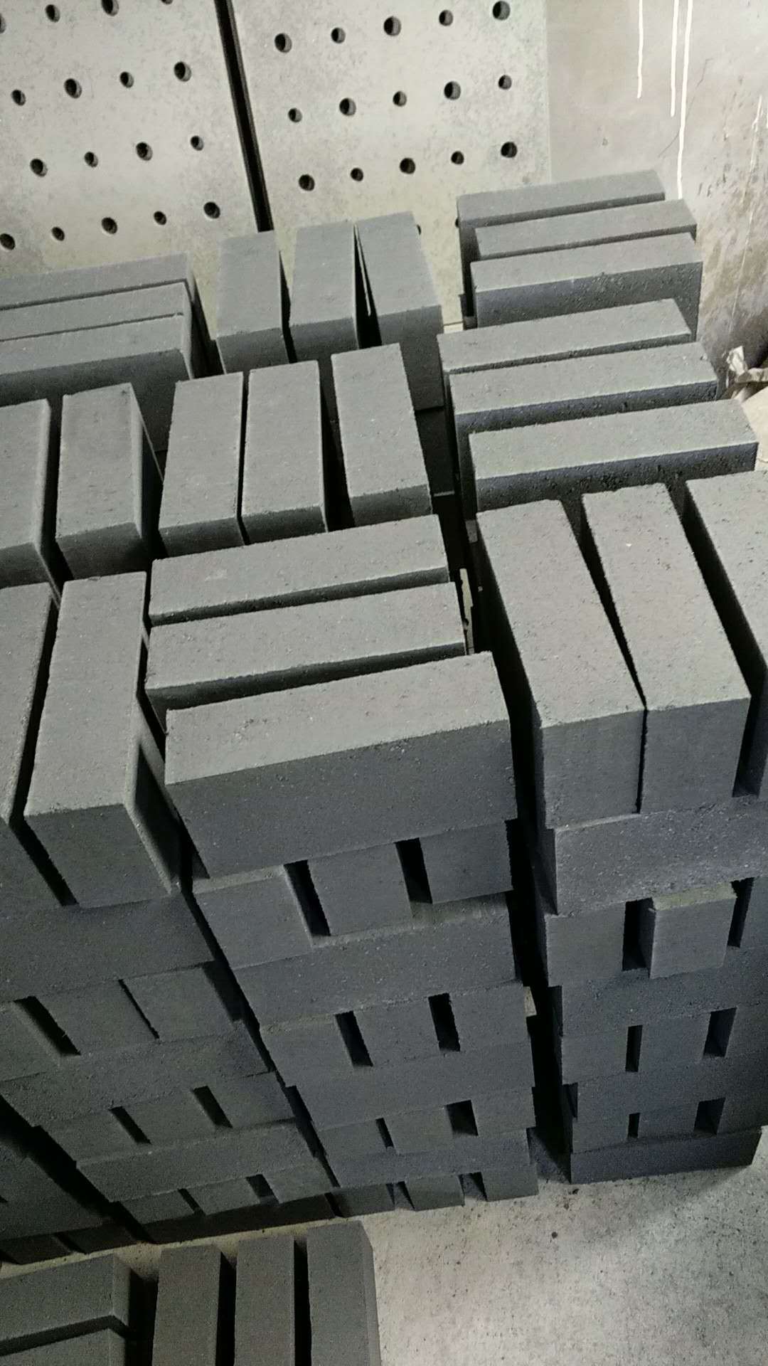 厂家供应碳化硅异型砖 耐火砖 碳化硅管碳化硅板碳化硅坩埚轻质砖-阿