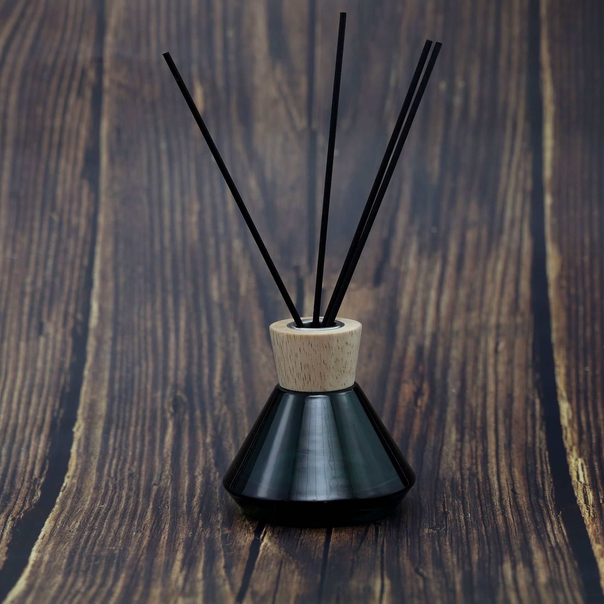 新款100ml香薰瓶无火香薰瓶空瓶家用香氛扩香瓶锥型香薰瓶