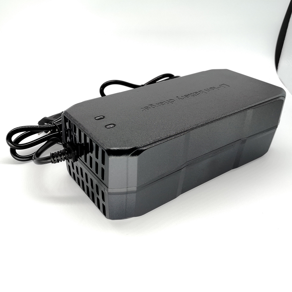 60v8a电动车锂电池充电器适用三元67.2v71.4v铁锂73v量大从优