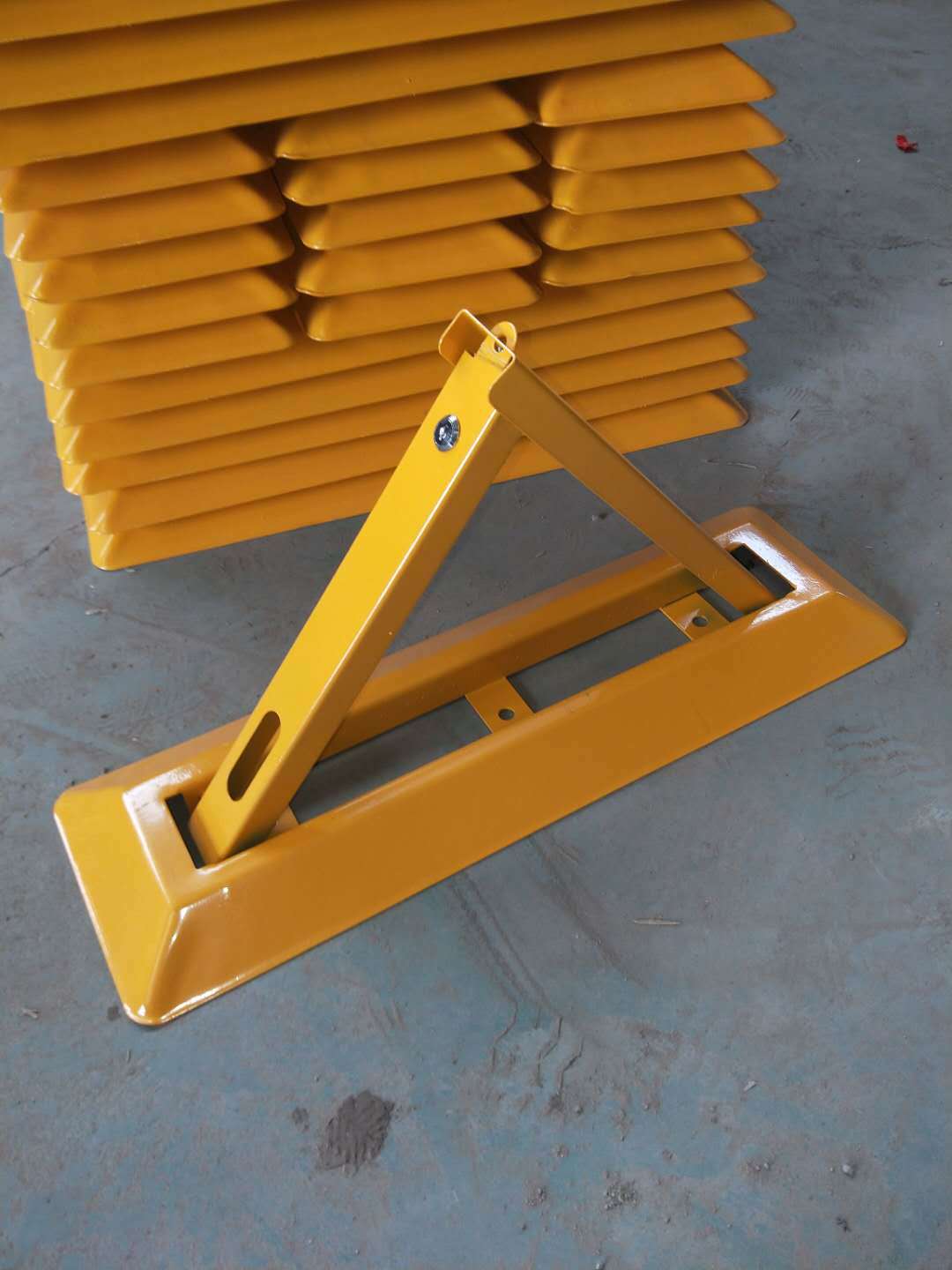 三角地锁车位锁汽车停车锁加厚抗压占位锁车库车位地锁厂家销售