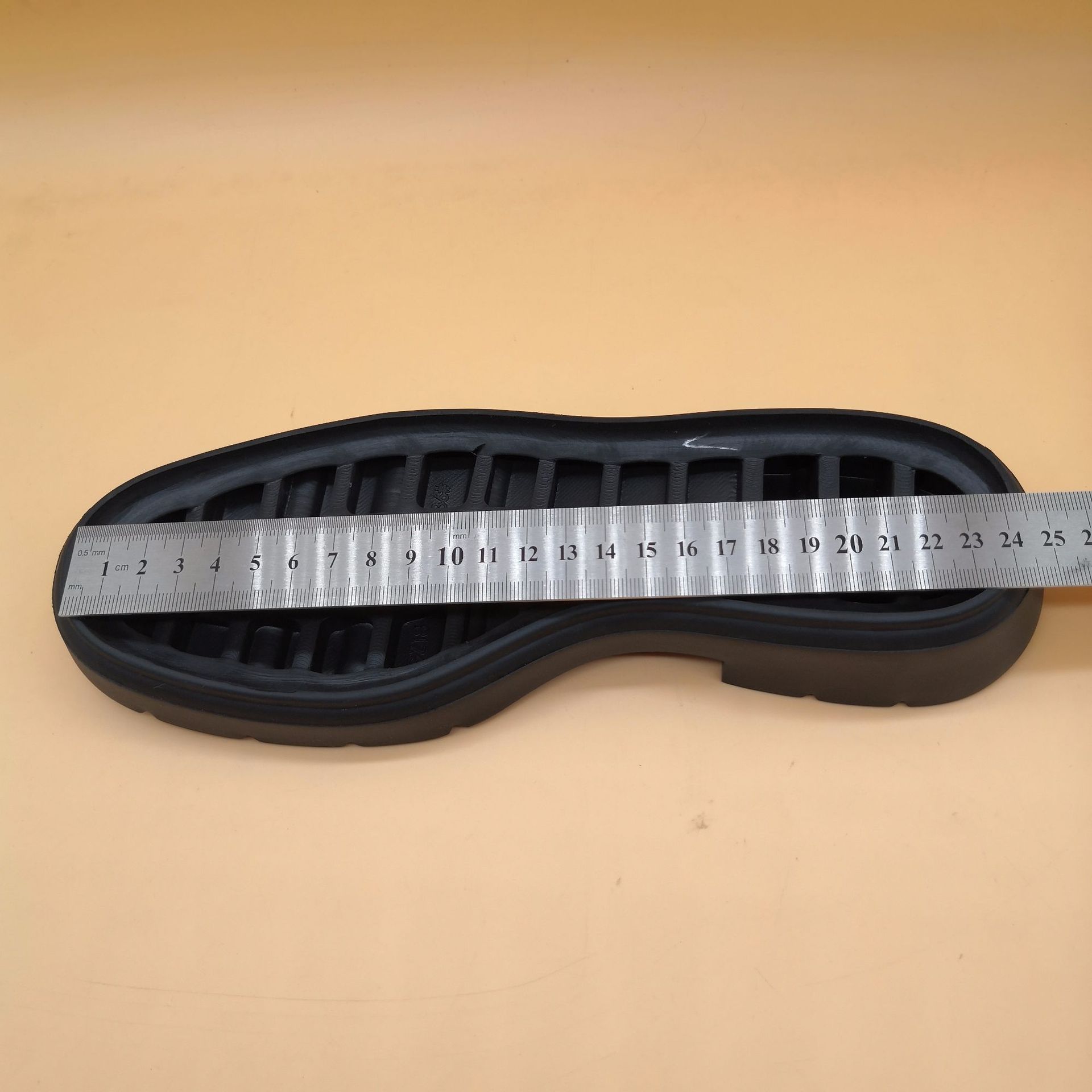 国足鞋材一次成型橡胶发泡鞋底ip轻便高弹防滑耐磨大底