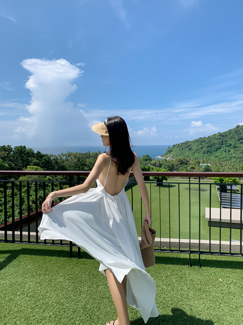 白色吊带连衣裙女夏小心机不规则露背礼服海南三亚海边度假沙滩裙