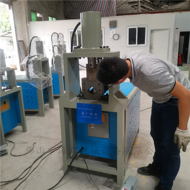 方通冲断下料设备铁方管切断无毛刺机器重型方管下料机模具生产厂