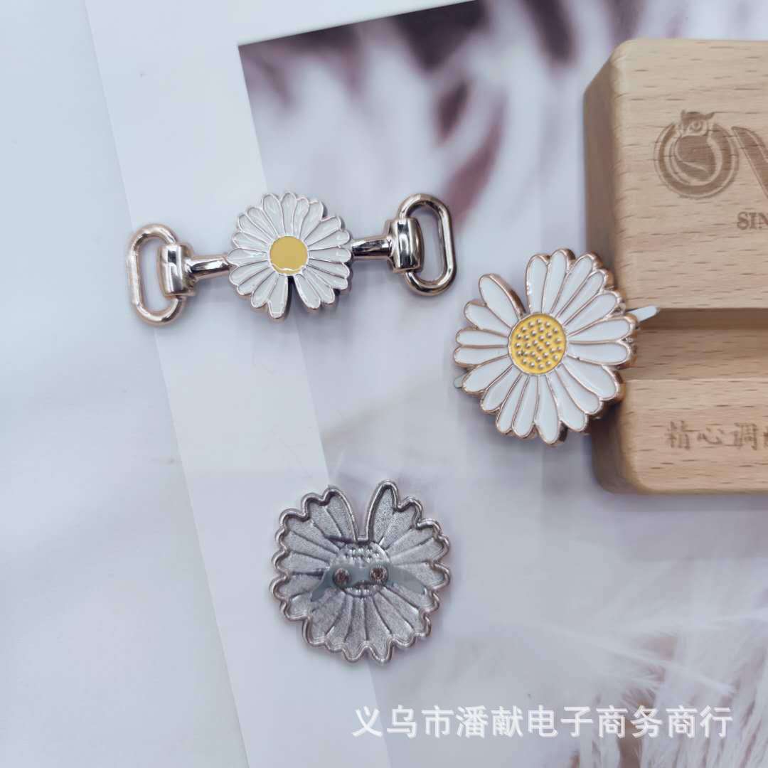 2020 New Custom Wholesale Multi-Specification Cartoon Drip Little Daisy Shoe Buckle Shoe Ornament a Pair of Buckles Luggage Clothing Accessories