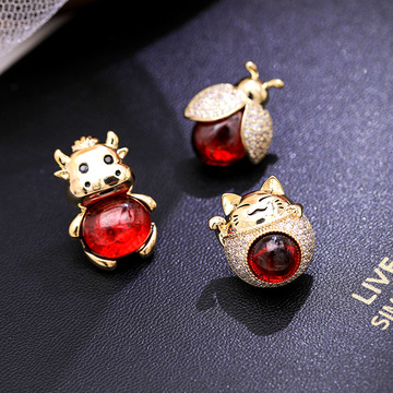 小蜜蜂招财猫生肖牛胸针防走光气质西装胸花别针固定衣服配饰批发