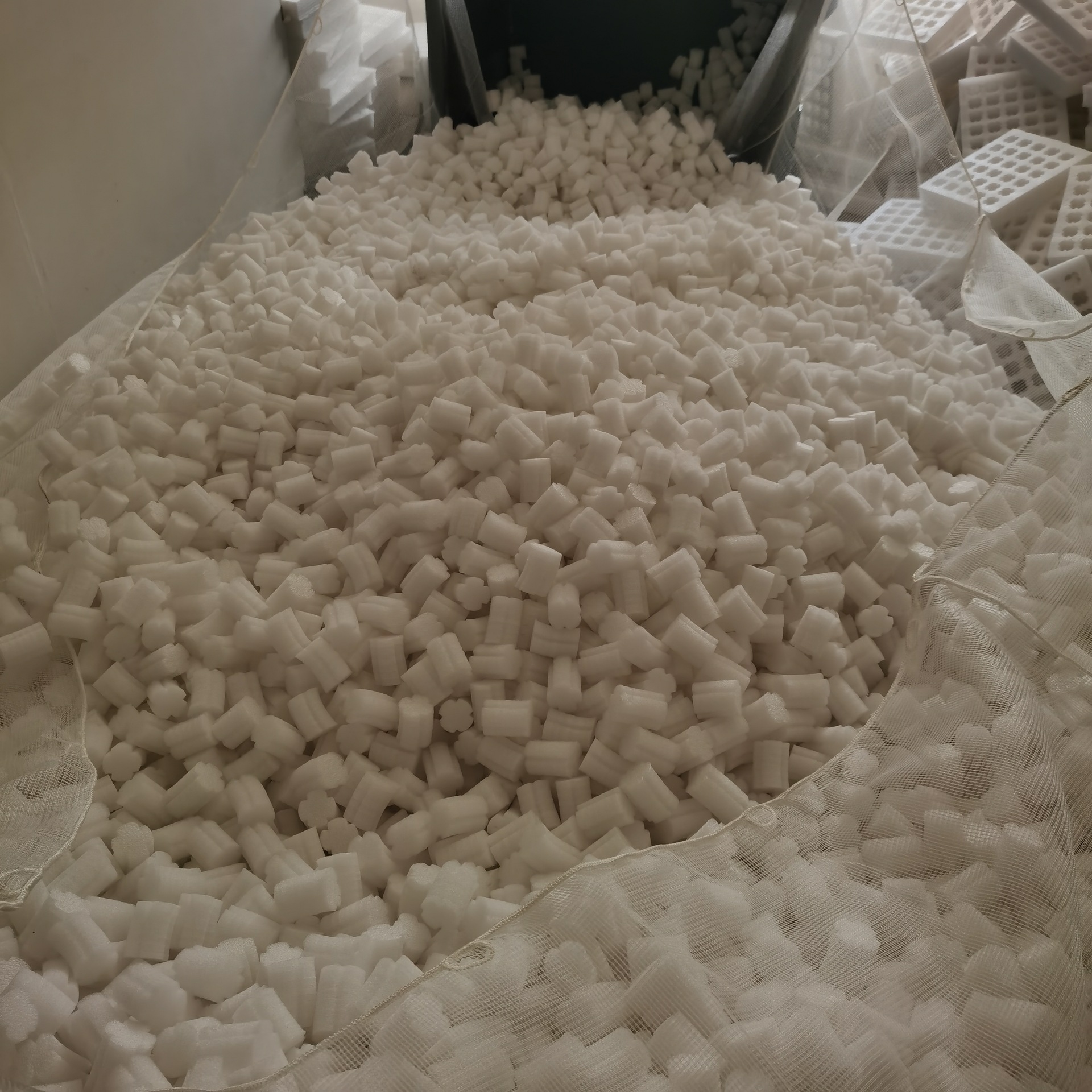 珍珠棉填充料泡沫填充物泡沫颗粒小碎块电商易碎品缓冲废料下边料