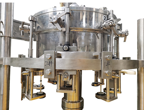 工厂销售玻璃瓶等压灌装机 啤酒罐装生产设备 三合一旋转式灌装机