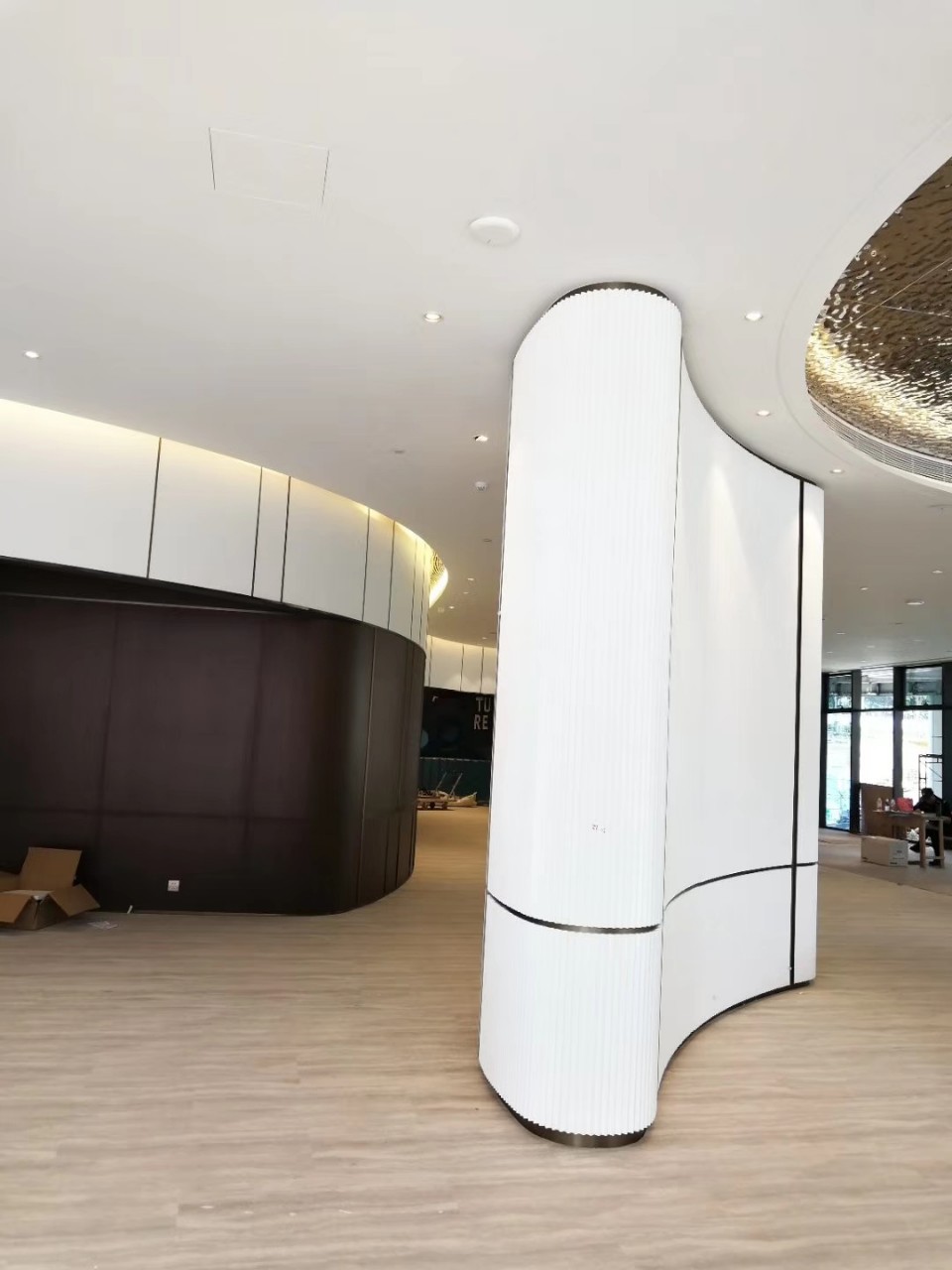 白色弧形隔断装饰铝单板 单曲面天花吊顶铝单板 前台接待造型加工