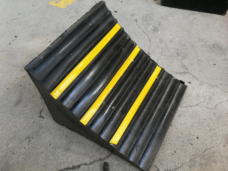 厂家直销橡胶车轮止退器三角木汽车轮胎止滑器斜坡轮胎橡胶定位器