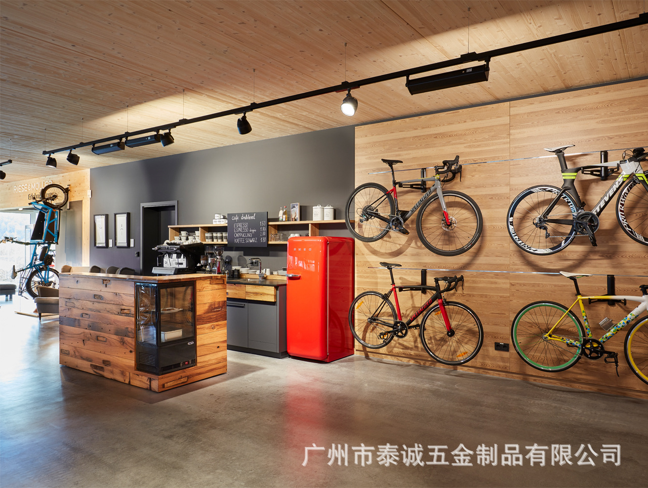 户外山地自行车专卖店展示台地台户外品牌运动服装中岛架厂家定制