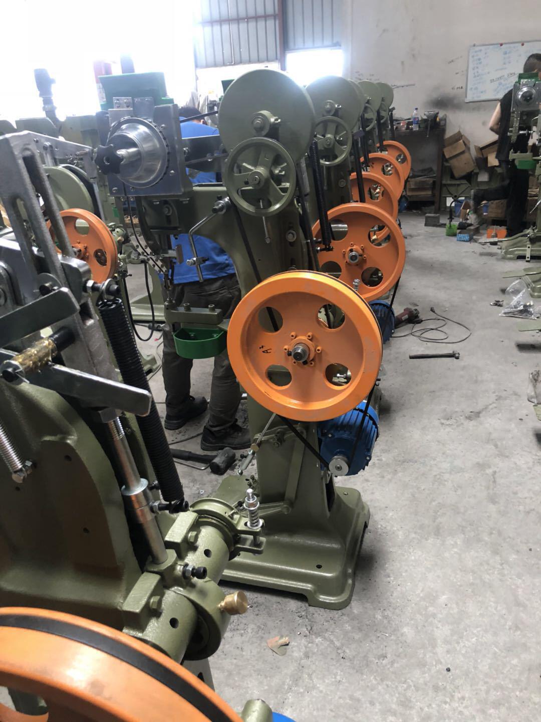 自动输送垫片铆钉机箱包铆钉打钉机双头铆钉机双粒铆钉机厂家