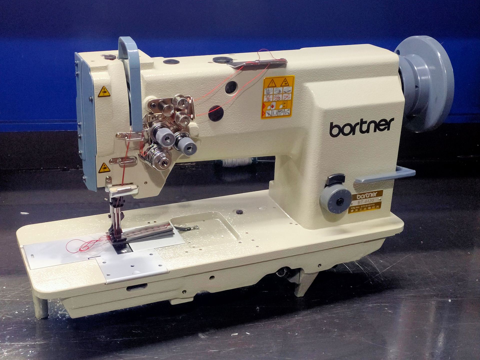 批发20618三同步双针车 厚料双针机 4420脚垫拼接厚料工业缝纫机