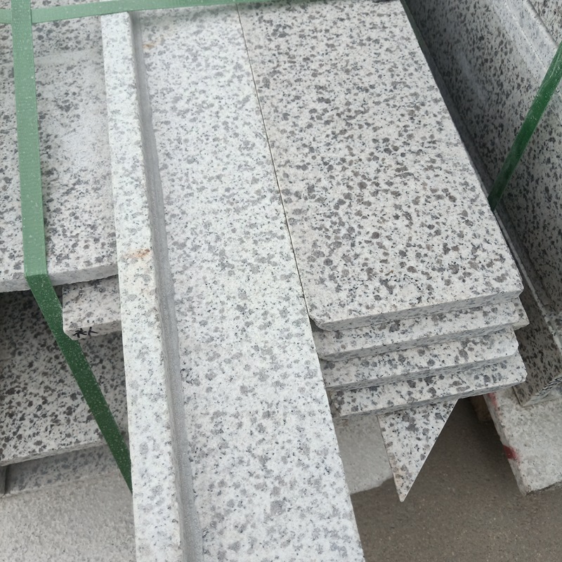 芝麻白火烧板石材 山东白麻火烧石麻石地铺板 芝麻白岩石广场铺装