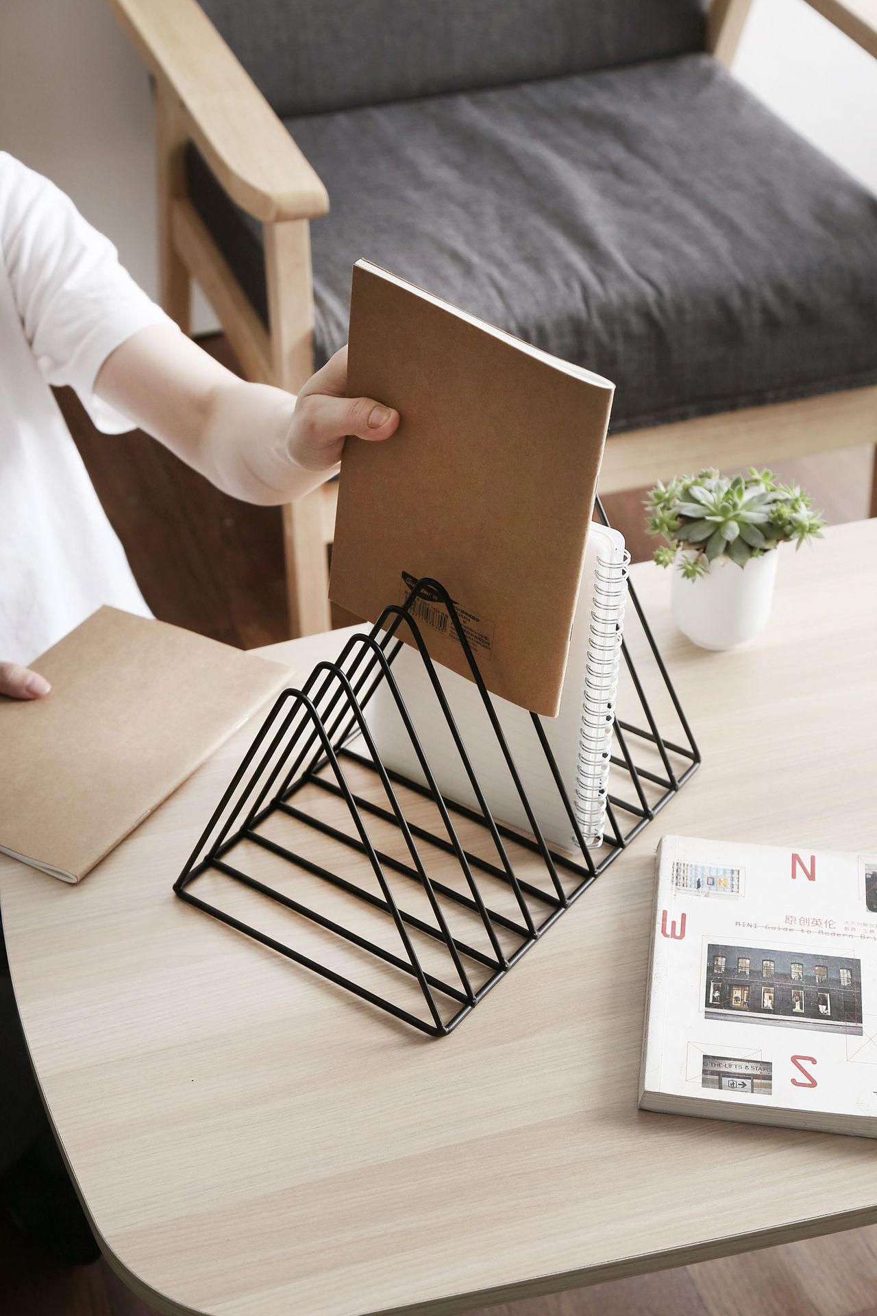 简约轻 金属三角书立 办公室桌面多规格书架创意书挡收纳整理架