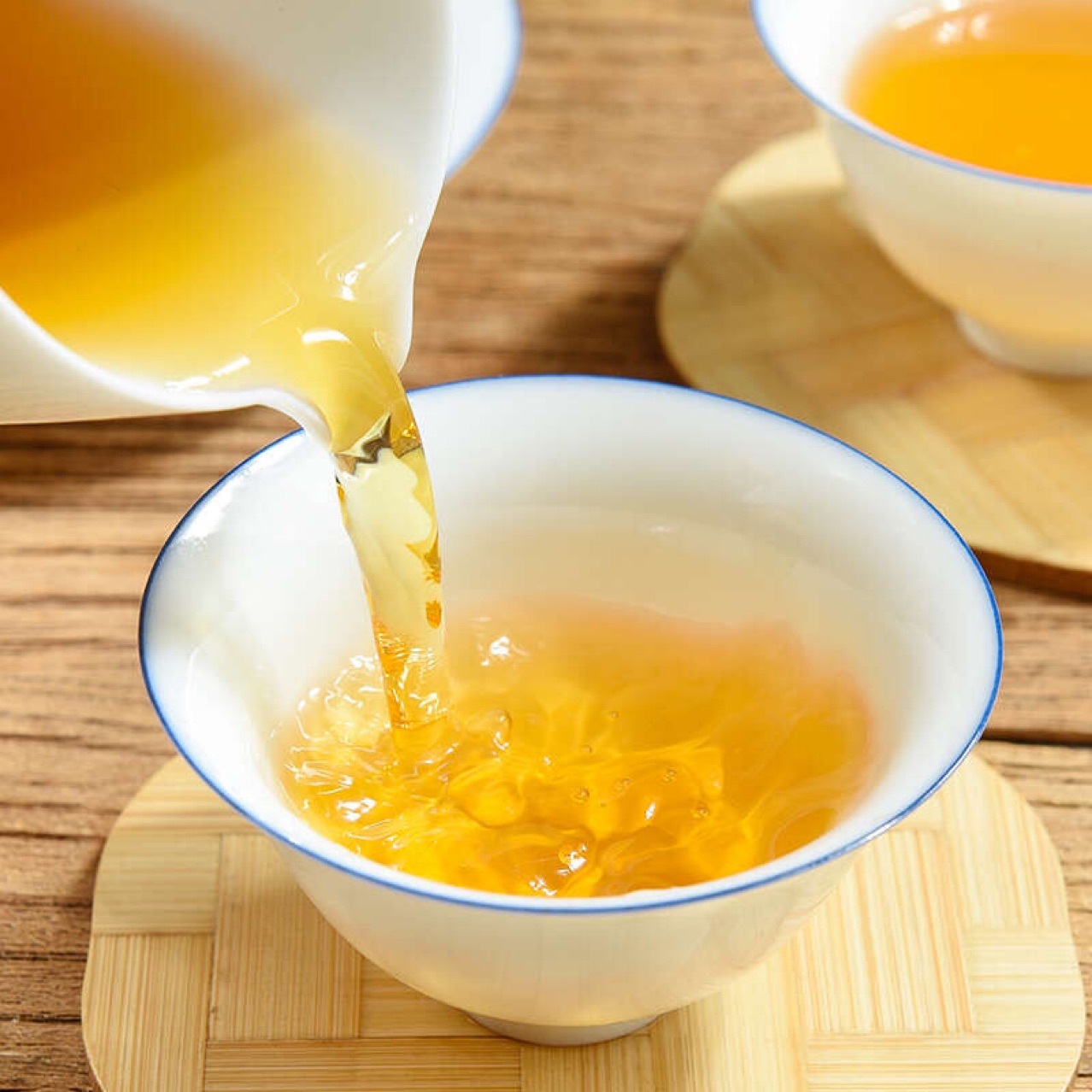 花香小种红茶,条索紧结,汤色金黄透亮,柔和清甜,花果蜜香.