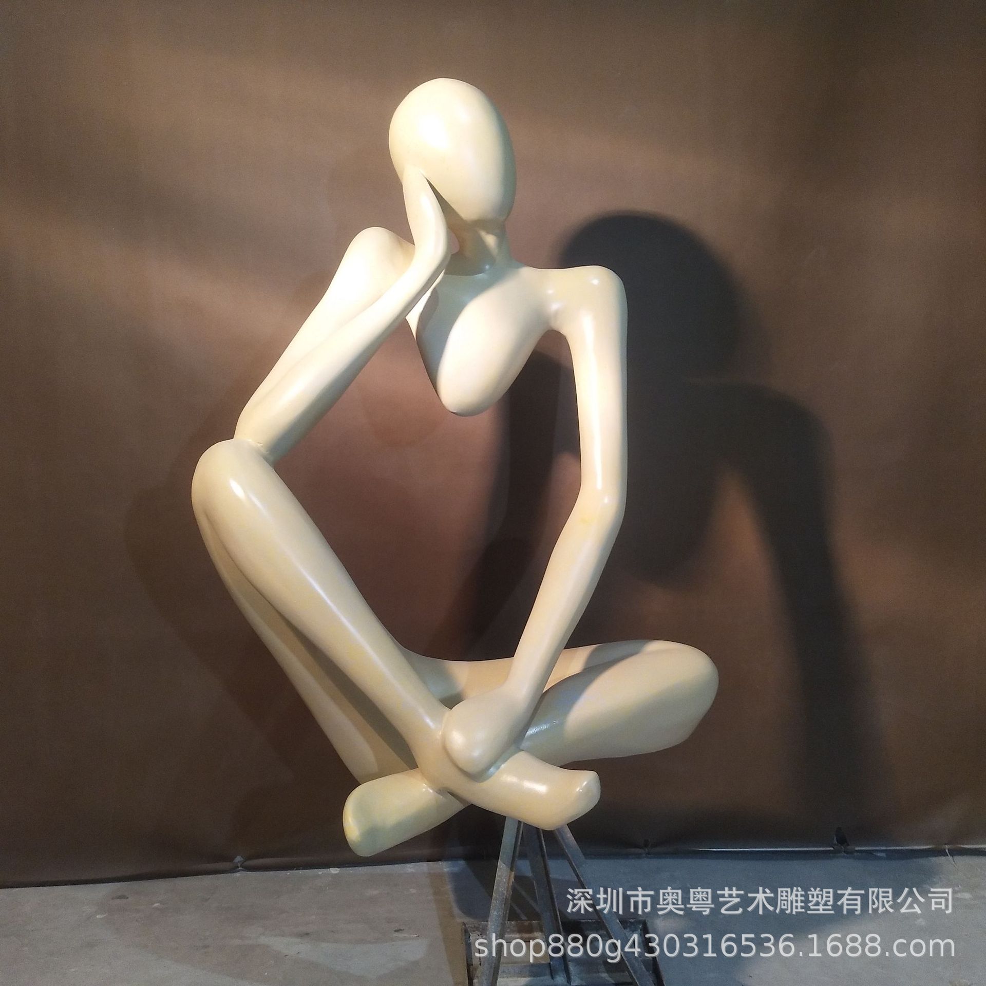 厂家定制玻璃钢抽象思考人物落地雕塑学校草地摆饰园林景观雕塑