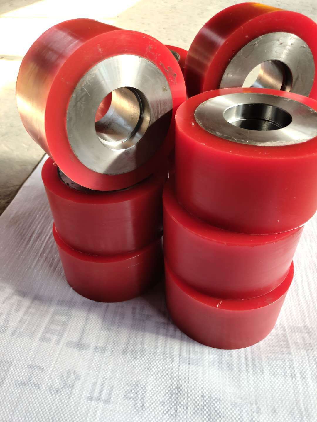 金属喷砂件表面包胶聚氨酯包胶轮 耐磨滚筒高质量包胶脚轮批发