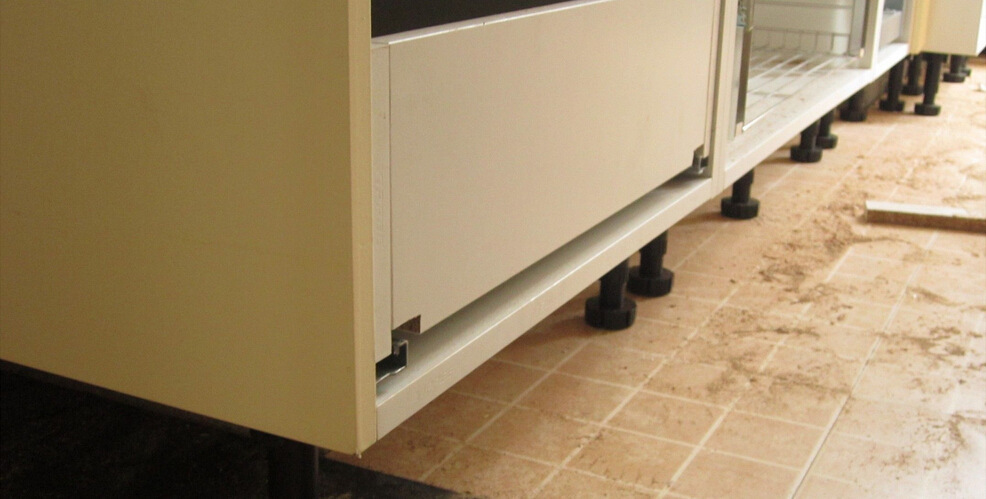 左钢黑色abs橱柜柜脚调整脚家具五金配件高度调节脚可配踢脚 批发