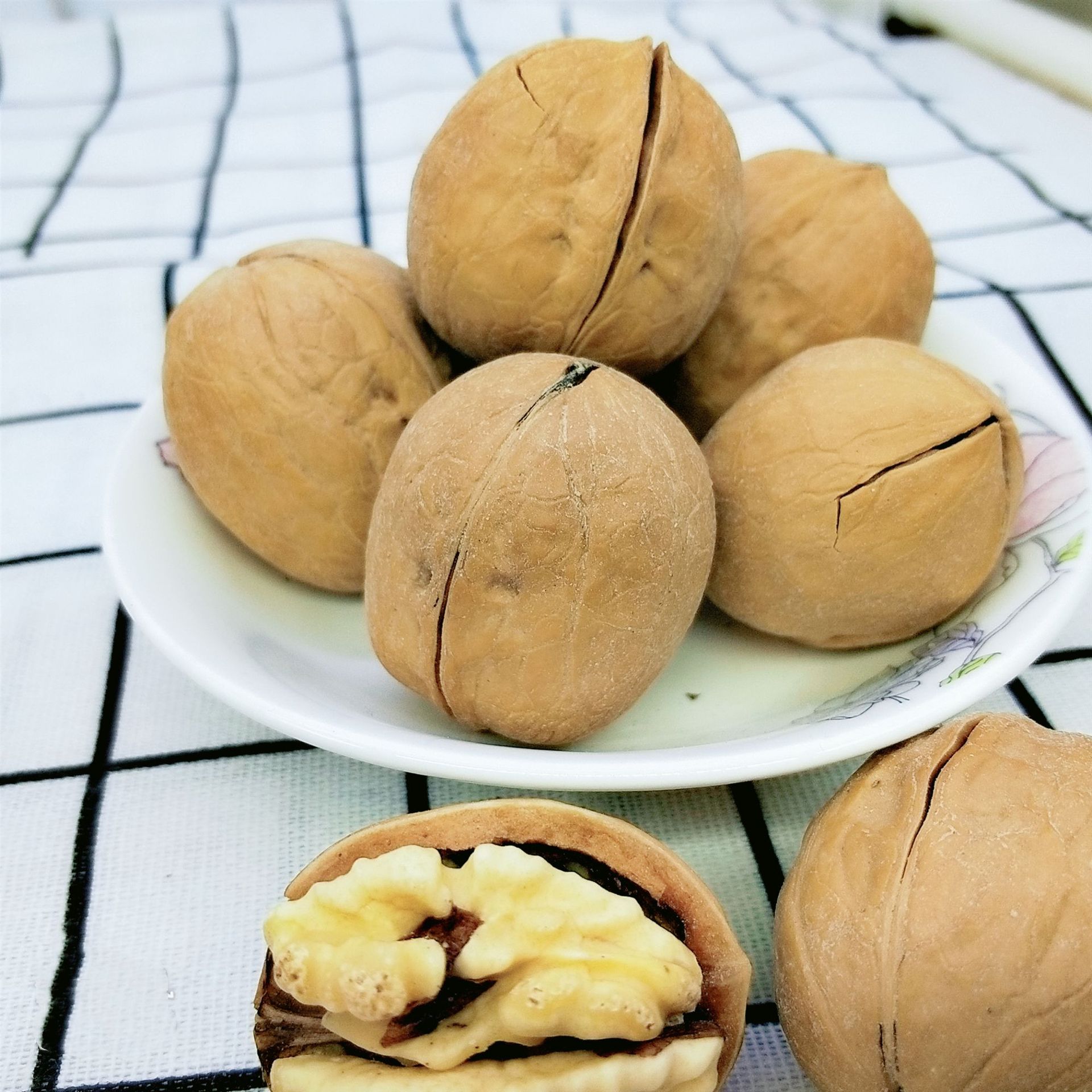 新疆特产薄皮盐焗纸皮熟核桃奶香味核桃草本核桃大量批发