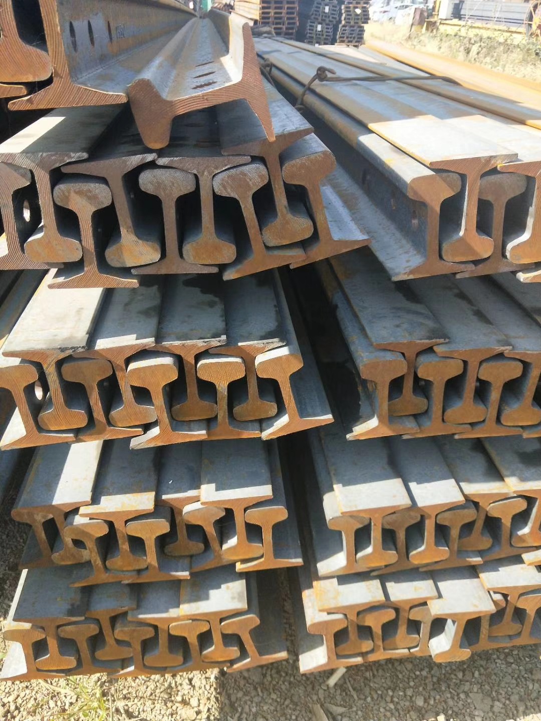 以上各种类型钢轨中,38kg/m钢轨现已停止生产,60kg/m,50kg/m钢轨在