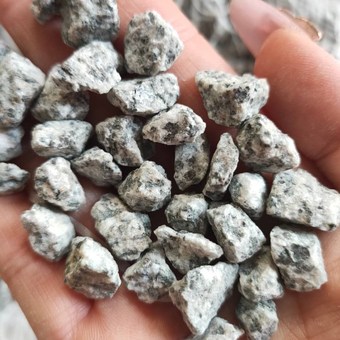 矿山直供芝麻白石子黑白点碎石子建筑黑白花砾石磨圆黑白点鹅卵石