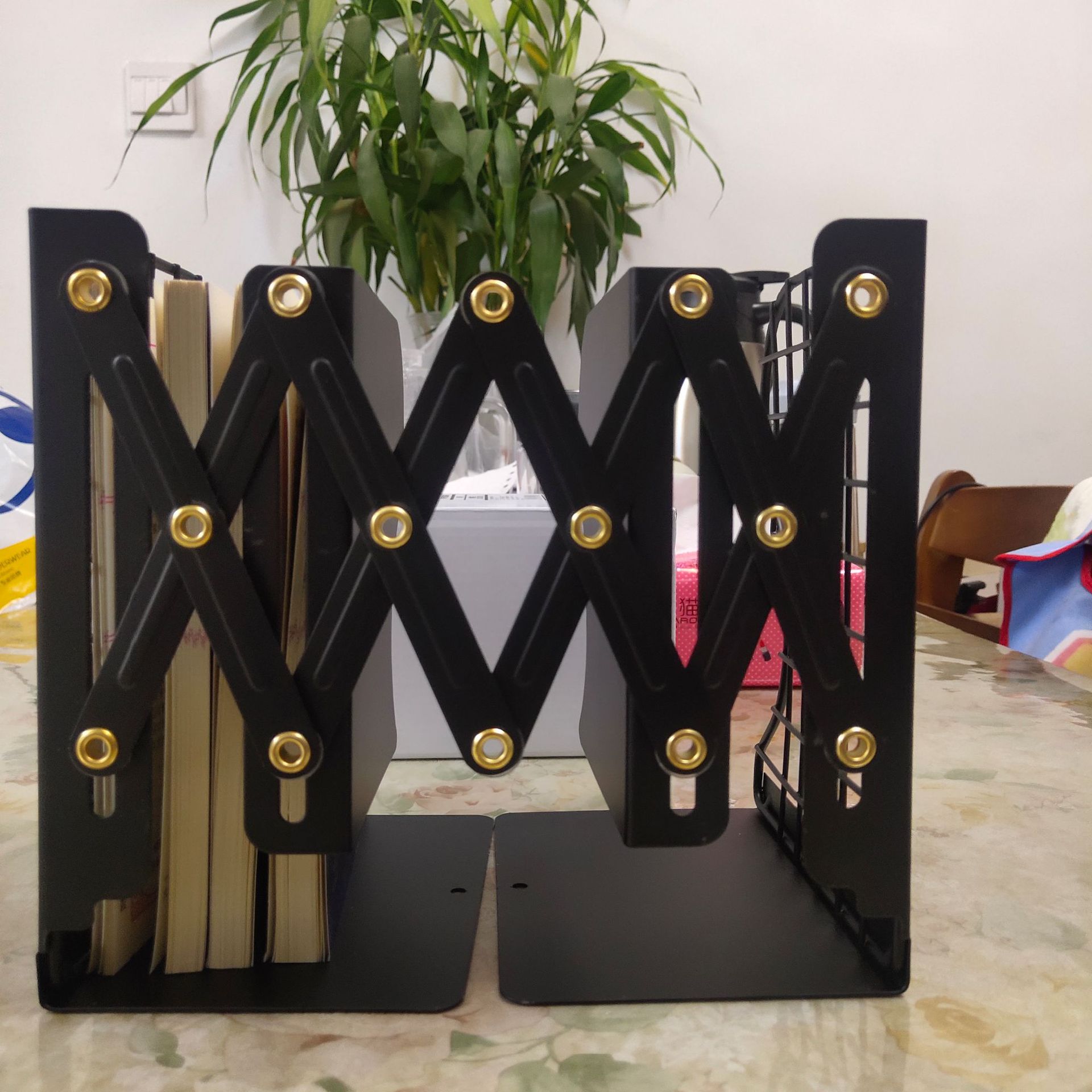 智尚伸缩书立架简易网格风简约书立收纳金属铁放书本书靠书挡