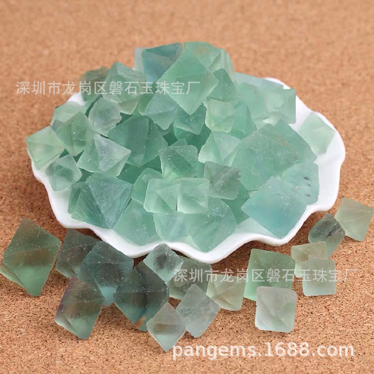 磐石玉珠宝 批发供应天然原矿绿萤石 棱形原矿绿萤椒标本 1.5~2cm