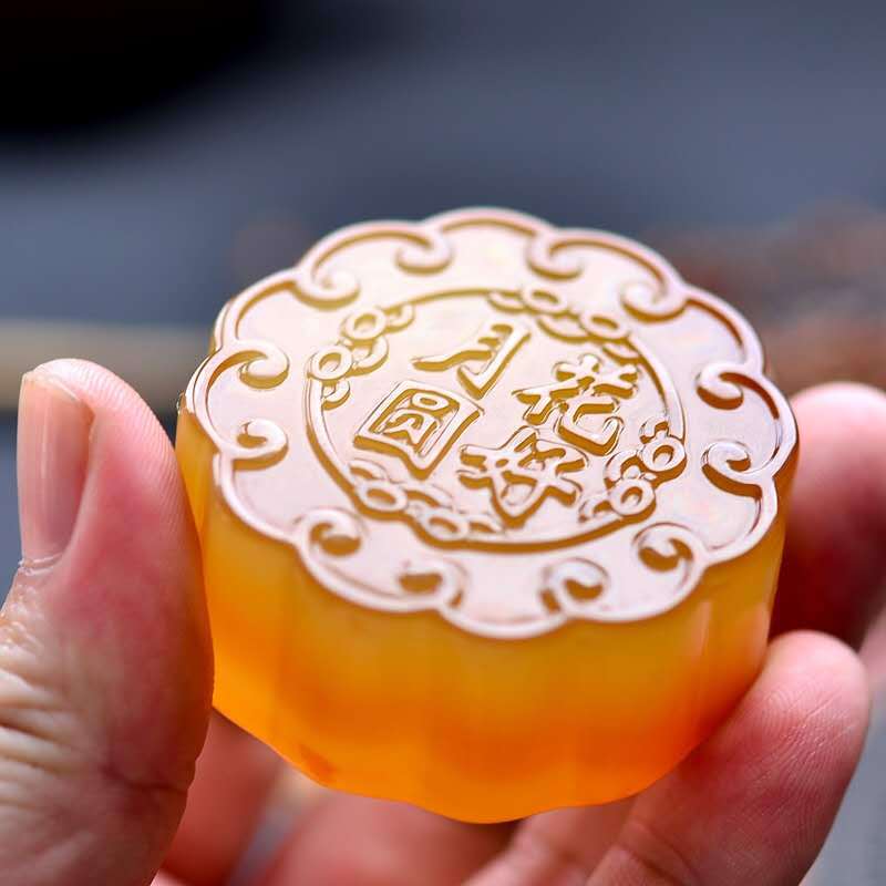 厂家批发玉石月饼米黄玉月饼 玛瑙月饼 东陵玉月饼中秋节送礼佳品