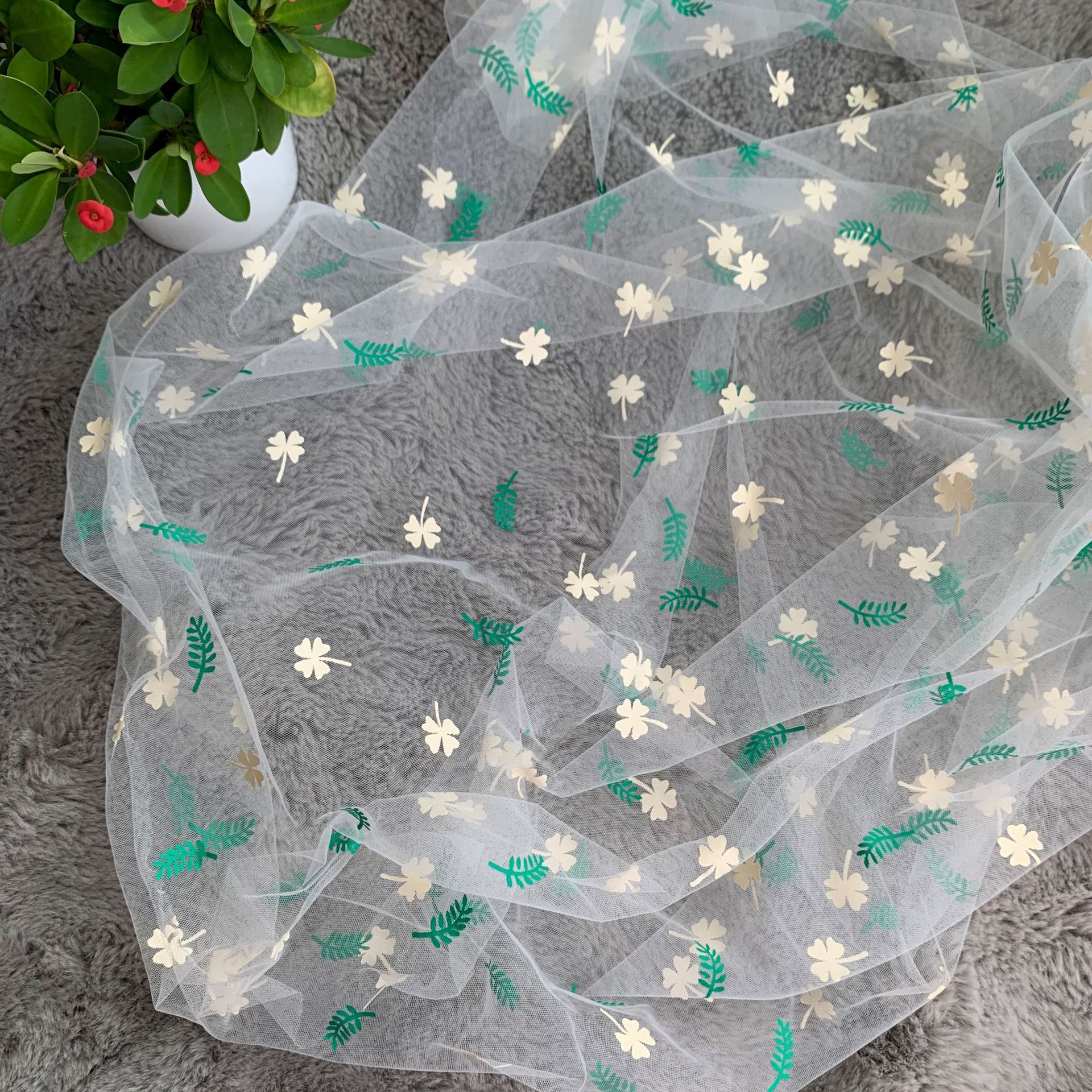 网纱绿叶小花胶浆印花特密网眼布 小花胶浆网纱童装汉服面料