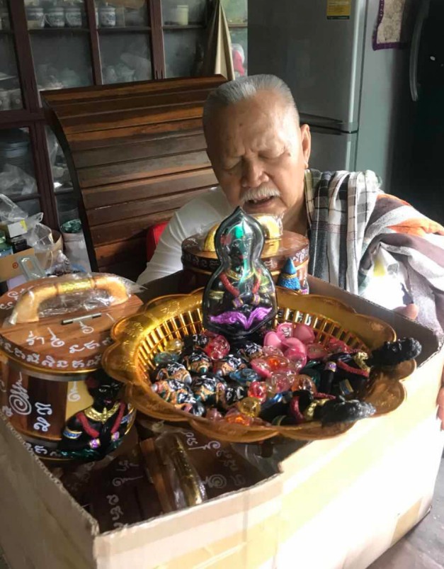 泰国佛牌真品 阿赞白矿 财运木桶 周恶天神拉胡 师傅亲手雕刻画经