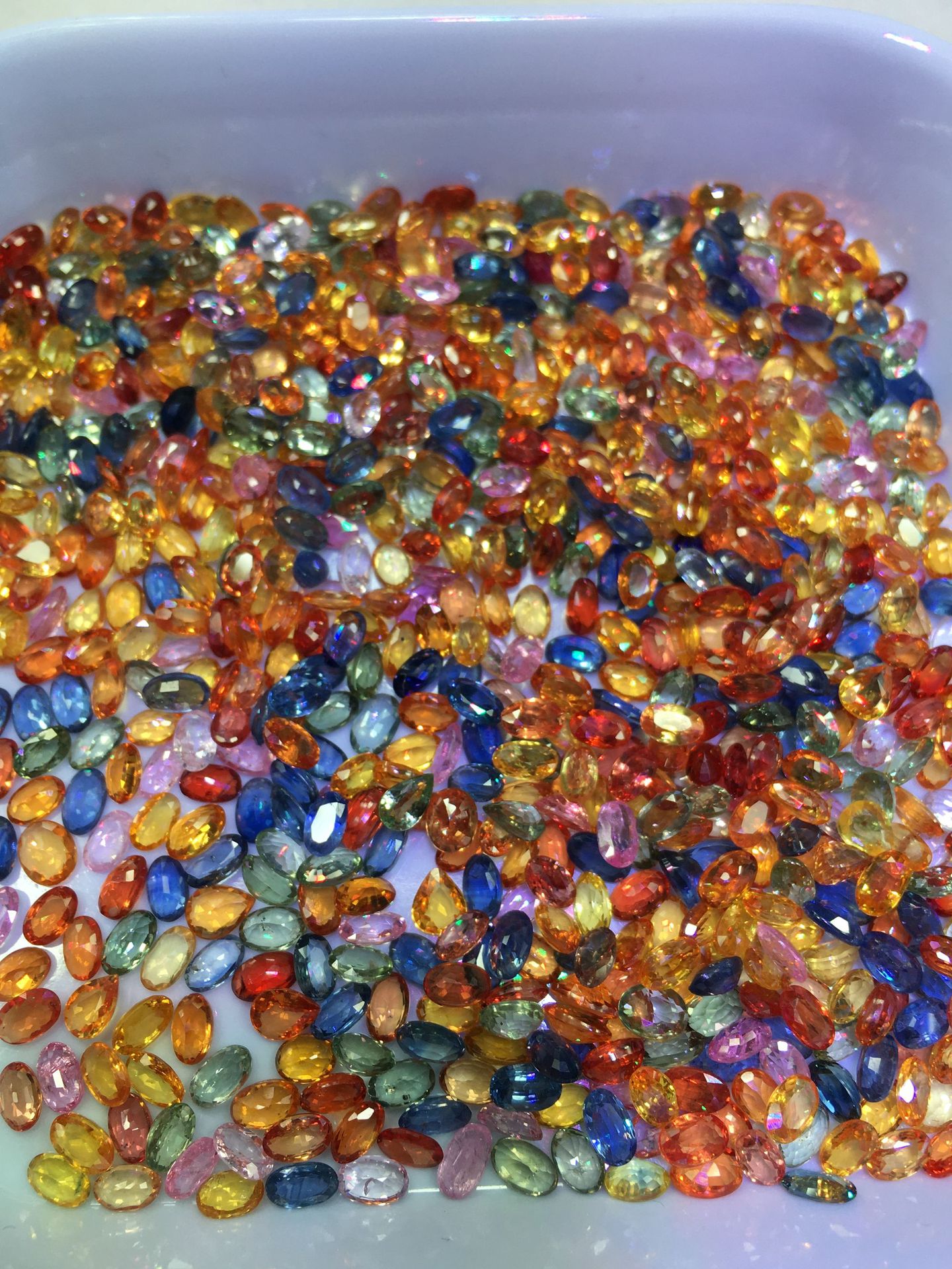 彩色蓝宝石 蛋形成色漂亮