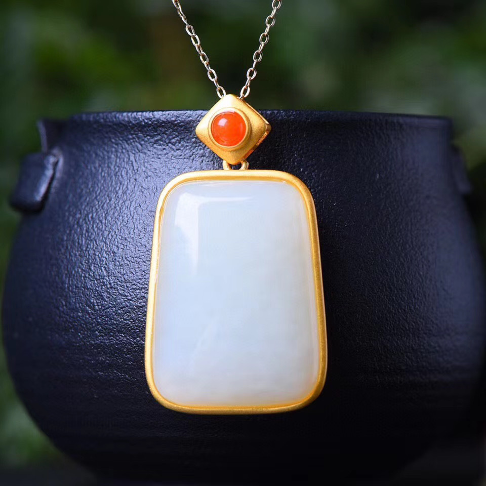 金镶玉银平安无事牌吊坠 925银镶嵌和田玉平安牌配南红项链