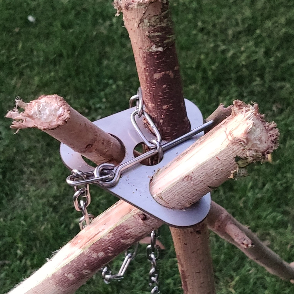 跨境热销户外不锈钢三角篝火架便携野餐吊锅支架易搭三角烧烤架