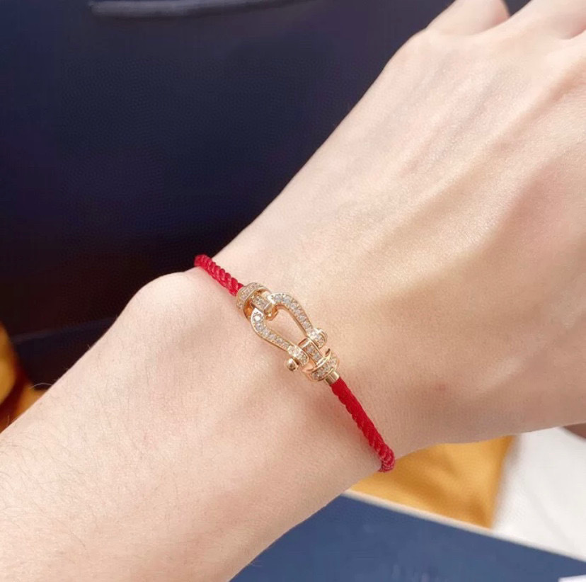 v金材质本命年红绳手链大号马蹄扣微镶满钻红绳手环款 厂家直销